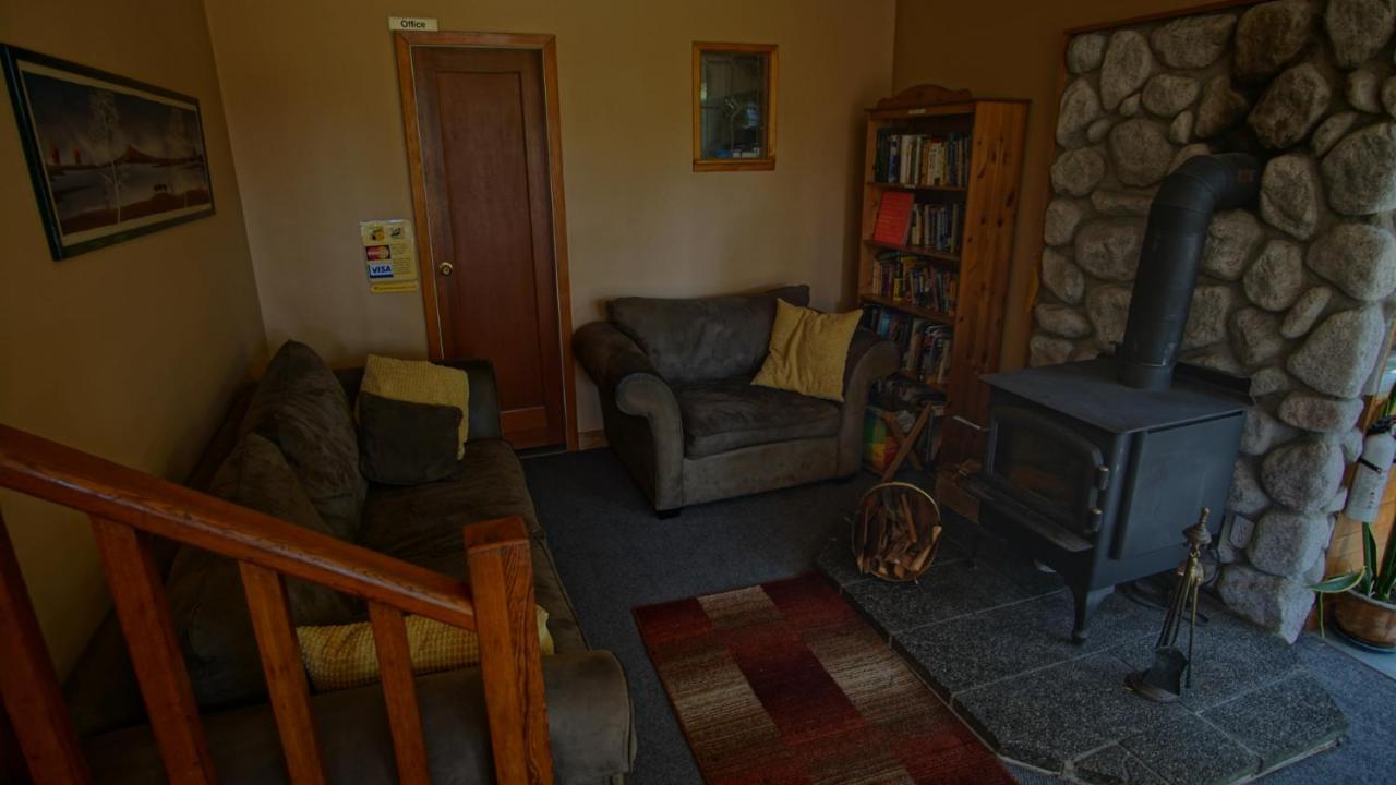 Up The Creek Backpacker'S Lodge Roberts Creek Екстер'єр фото